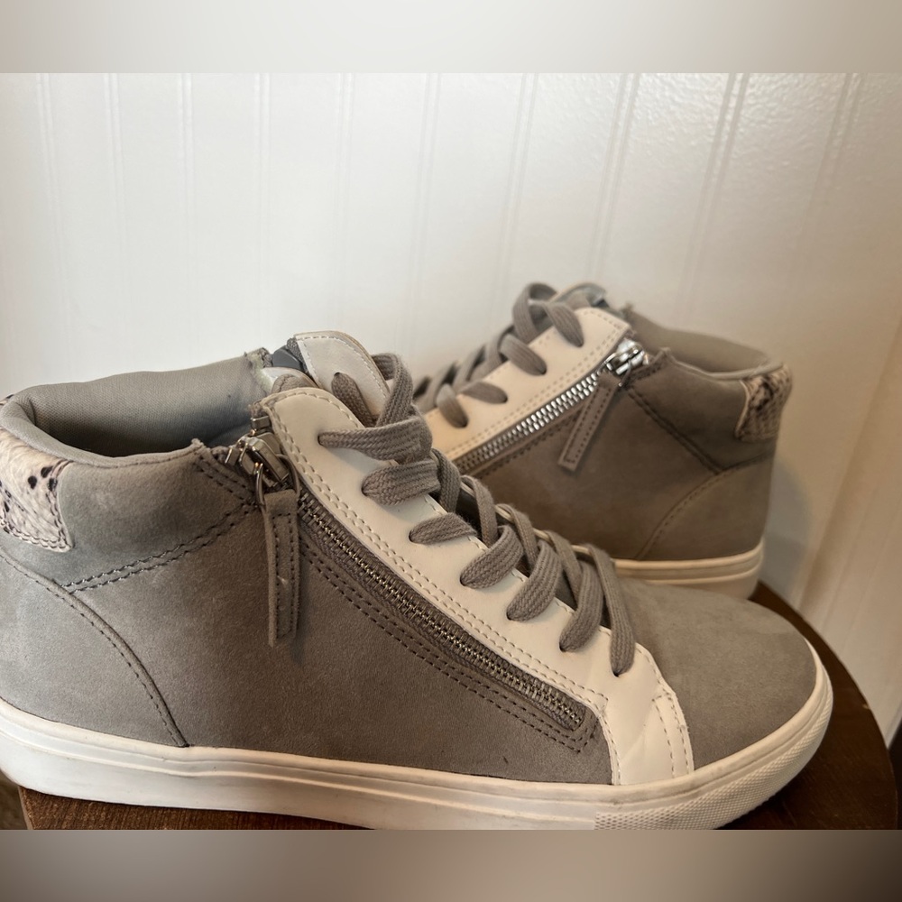 Women’s High Top Sneaker 9.5